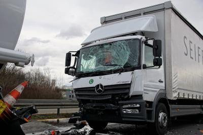 Wendlingen: Drei Lkw rasen auf der A8 aufeinander, es gab mehrere Verletzte